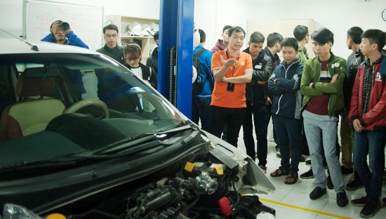 Sinh viên công nghệ lần đầu trải nghiệm công nghệ xe tự hành ảnh 1